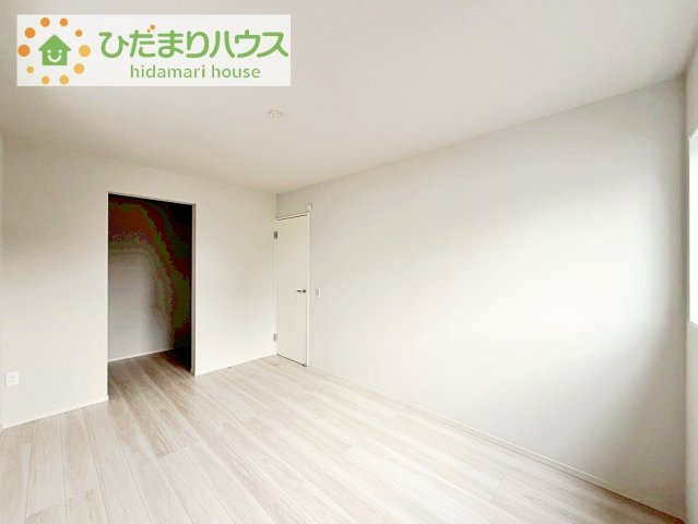 【洋室】 | つくば市高野3期　新築戸建　2号棟 | 大きなベッドを置いても余裕の広さの主寝室♪