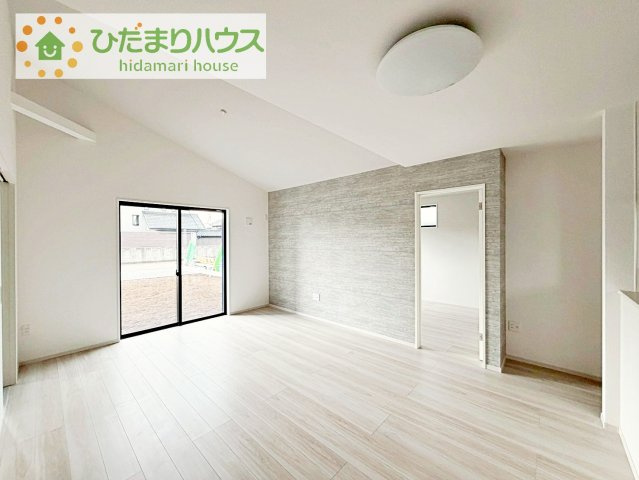 【居間・リビング】 | つくば市高野3期　新築戸建　2号棟 | お子様が元気に遊べる広々としたリビングです！