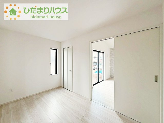 【洋室】 | つくば市高野3期　新築戸建　2号棟 | 小さなお子さまのいる方におすすめ！リビング横の洋室でお子様が遊んでる様子も確認できます(^^)/