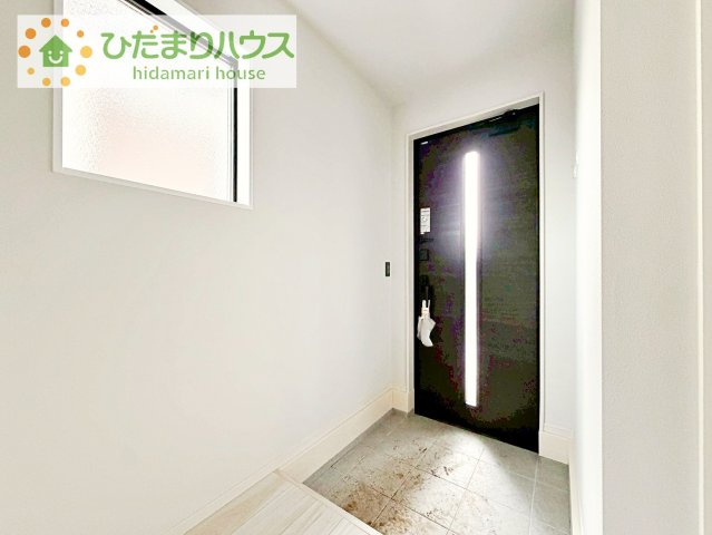 【玄関】 | つくば市高野3期　新築戸建　2号棟 | 小窓が付いているドアなので明るいスペースになっています♪