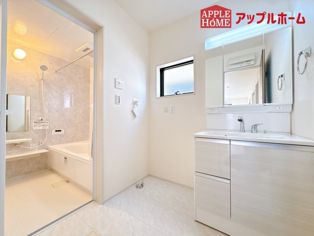 [新築住宅] 鴻巣市松原 全7棟の独立洗面台|ゆとりの洗面スペースで朝の身支度も快適スムーズに。３面鏡で髪のセットやお化粧もストレスなくこなせ、朝から気分良く通勤通学に向かえそうですね！鏡の裏にはたっぷりと収納スペースを標準装備