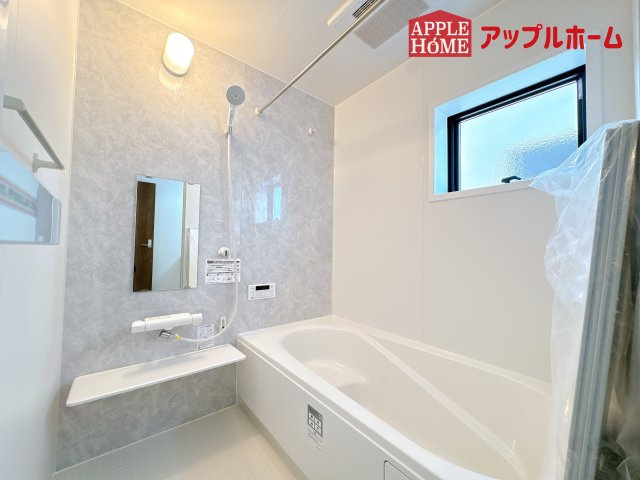 [新築住宅] 鴻巣市松原 全7棟の浴室|窓付きのバスルームは、採光もあり明るく気持ちの良い空間です。窓があることで、換気環境も良好。掃除もスムーズに出来ます