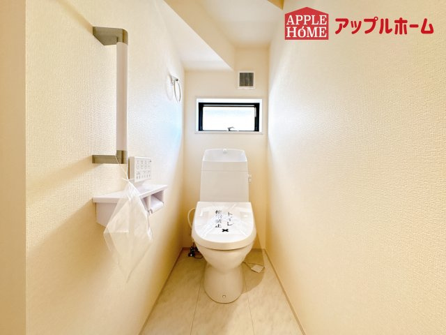 [新築住宅] 鴻巣市松原 全7棟のトイレ|白を基調とした清潔感のある明るい空間。温水洗浄便座付きで、毎日快適・清潔に使用できます。操作しやすい壁面リモコンを採用しています。