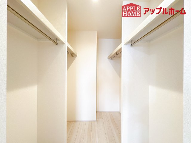 [新築住宅] 鴻巣市松原 全7棟の収納|お洋服を大切にされる方に大変喜ばれる、ウォークインクローゼット。お洋服以外にも掃除機やスーツケースなどを一箇所に集約できるのは魅力ですね！扉が一箇所ですので、お部屋の見た目にもスッキリ！
