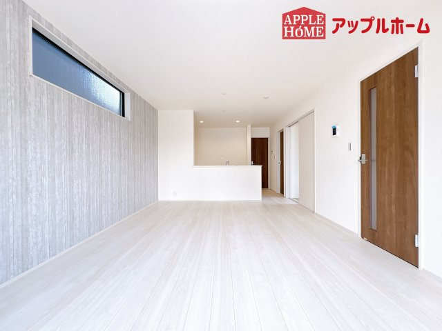 [新築住宅] 鴻巣市松原 全7棟の居間・リビング|窓から差し込む光で家族を温かく包み込みます。明るいリビングで子育てする喜びを☆いつでも見学可能です！