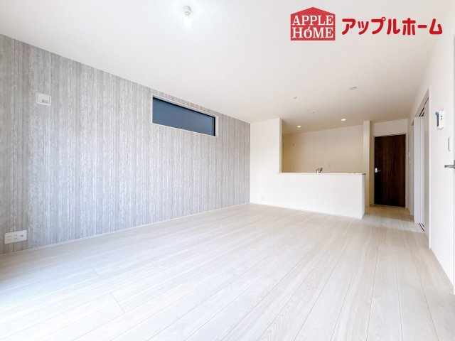 [新築住宅] 鴻巣市松原 全7棟の居間・リビング|広々リビング×対面キッチンで家族の会話も弾みます♪家族団らんの秘訣は間取りにあり☆夢のマイホームを一緒に叶えましょう！