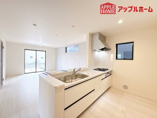 [新築住宅] 鴻巣市松原 全7棟のキッチン|対面式キッチンは、家族のコミュニケーションを育み、子育て家族にも好適なプラン！リビングで寛ぐご家族をいつも感じられます♪会話を楽しみながら家事ができ、小さいお子様がいても安心です！