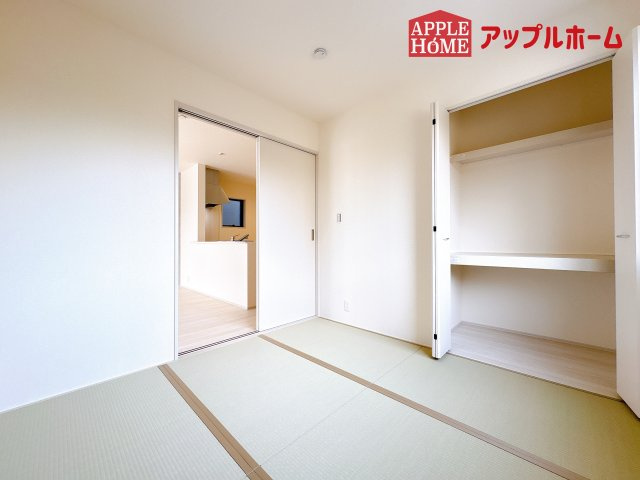 [新築住宅] 鴻巣市松原 全7棟の和室|広々とした居住空間は日々の暮らしを彩り、心のやすらぎと満足感を与えてくれます。通風と採光を考慮した設計は子供たちはのびのび育ち、家族でくつろぎと団らんを生み出します。