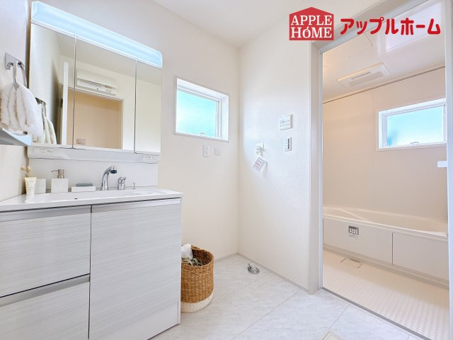 [新築住宅] 鴻巣市松原 全7棟の独立洗面台|ゆとりの洗面スペースで朝の身支度も快適スムーズに。３面鏡で髪のセットやお化粧もストレスなくこなせ、朝から気分良く通勤通学に向かえそうですね！鏡の裏にはたっぷりと収納スペースを標準装備