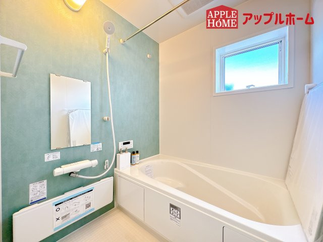 [新築住宅] 鴻巣市松原 全7棟の浴室|窓付きのバスルームは、採光もあり明るく気持ちの良い空間です。窓があることで、換気環境も良好。掃除もスムーズに出来ます