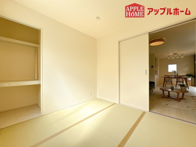 [新築住宅] 鴻巣市松原 全7棟の和室|広々とした居住空間は日々の暮らしを彩り、心のやすらぎと満足感を与えてくれます。通風と採光を考慮した設計は子供たちはのびのび育ち、家族でくつろぎと団らんを生み出します。