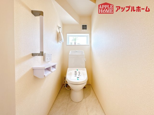 [新築住宅] 鴻巣市松原 全7棟のトイレ|白を基調とした清潔感のある明るい空間。温水洗浄便座付きで、毎日快適・清潔に使用できます。操作しやすい壁面リモコンを採用しています。