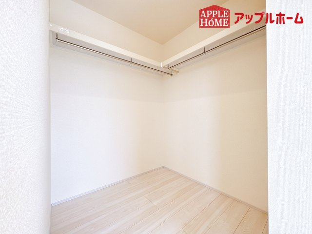 [新築住宅] 鴻巣市松原 全7棟の収納|お洋服を大切にされる方に大変喜ばれる、ウォークインクローゼット。お洋服以外にも掃除機やスーツケースなどを一箇所に集約できるのは魅力ですね！扉が一箇所ですので、お部屋の見た目にもスッキリ！