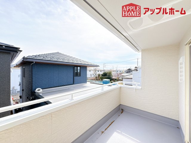 [新築住宅] 鴻巣市松原 全7棟のバルコニー|家族分の洗濯物もしっかり干せます。日当たりも良く、毎日のお洗濯が楽しくなりそう♪お布団は手軽に干せていつもポカポカに☆
