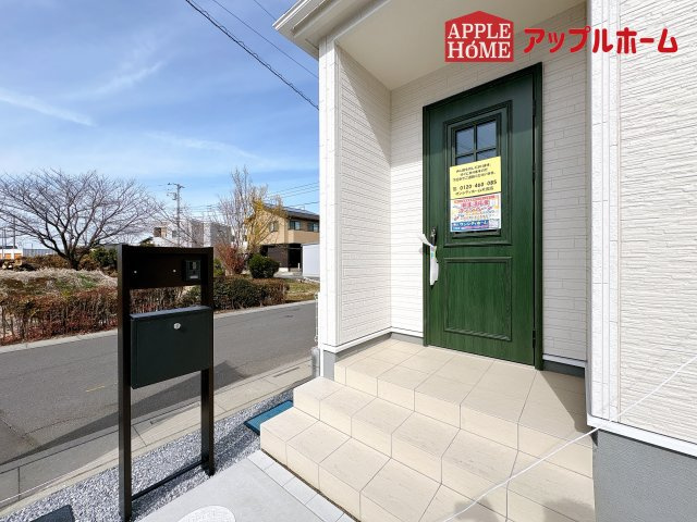 [新築住宅] 鴻巣市松原 全7棟の玄関|ぜひ現地にて、実際の建物・街並み・日当たり等ご確認下さい♪お問い合わせはお気軽に☆　TEL「0120-466263」