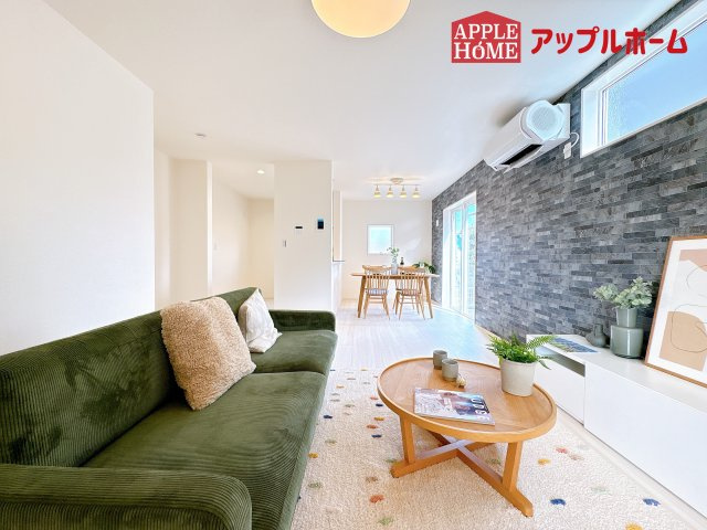 [新築住宅] 鴻巣市松原 全7棟の居間・リビング|窓から差し込む光で家族を温かく包み込みます。明るいリビングで子育てする喜びを☆いつでも見学可能です！