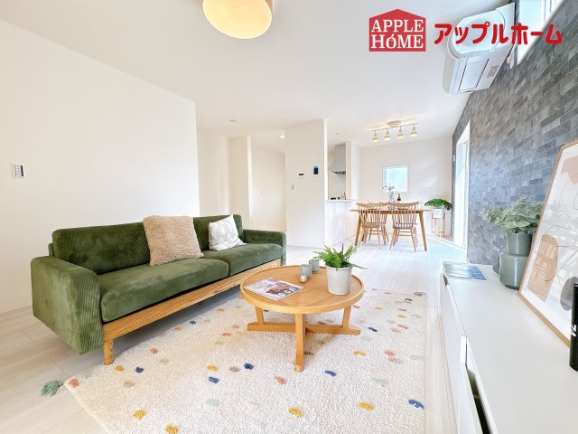 [新築住宅] 鴻巣市松原 全7棟の居間・リビング|広々リビング×対面キッチンで家族の会話も弾みます♪家族団らんの秘訣は間取りにあり☆夢のマイホームを一緒に叶えましょう！