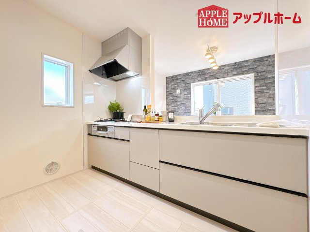 [新築住宅] 鴻巣市松原 全7棟のキッチン|対面式キッチンは、家族のコミュニケーションを育み、子育て家族にも好適なプラン！リビングで寛ぐご家族をいつも感じられます♪会話を楽しみながら家事ができ、小さいお子様がいても安心です！