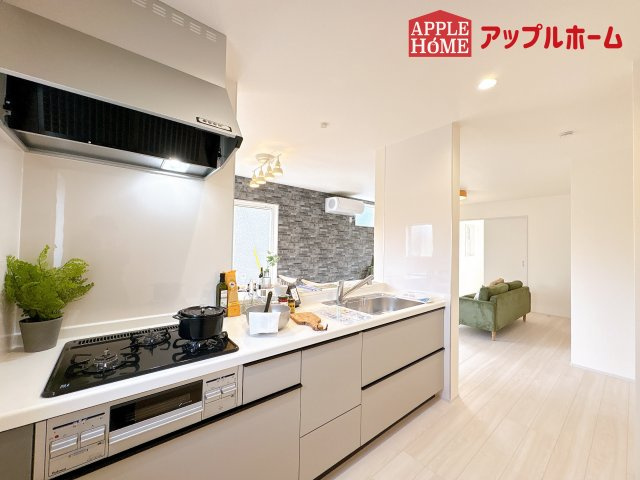 [新築住宅] 鴻巣市松原 全7棟のキッチン|見栄えもよくお手入れもスムーズに出来ます。豊富な収納力もございますので、キッチンスペースをスッキリとお使い頂けそうです。