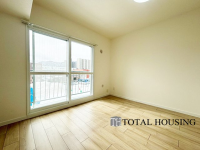 【洋室】 | トーカンマンション第3中の島 | 洋室　約5.0帖
開放的なバルコニー直結のお部屋です。大きな窓はお日様の光をたっぷり取り込み、明るく癒されるプライベートルームになりそうです。