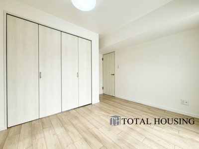 【洋室】 | トーカンマンション第3中の島 | 洋室　約5.0帖
シンプルデザインなことによりご自分お好みのレイアウトがしやすい主寝室。クローゼットが設置されているのでお部屋の整理整頓もすっきり楽々。お部屋をよりゆったりとお使い頂けます。