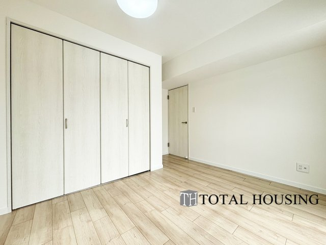 【洋室】 | トーカンマンション第3中の島 | 洋室　約5.0帖
シンプルデザインなことによりご自分お好みのレイアウトがしやすい主寝室。クローゼットが設置されているのでお部屋の整理整頓もすっきり楽々。お部屋をよりゆったりとお使い頂けます。