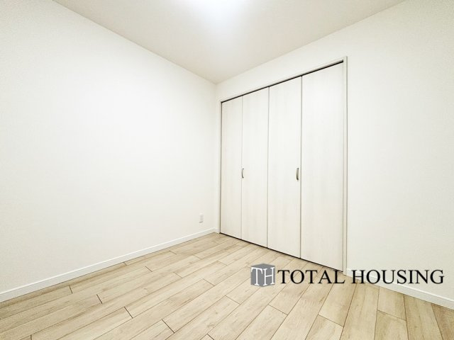 【洋室】 | トーカンマンション第3中の島 | 洋室　約4.5帖
充分な広さと収納機能を備えた部屋はお子様の自発性と成長を促します。お子様の成長を支える、勉強や好きなことに没頭する学びの空間にどうぞ。