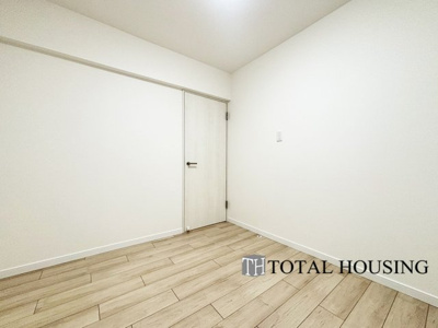 【洋室】 | トーカンマンション第3中の島 | 洋室　約4.5帖
シンプルな内装はどんな家具ともぴったり。お好みのテイストに仕上げていくのも楽しみの一つです。