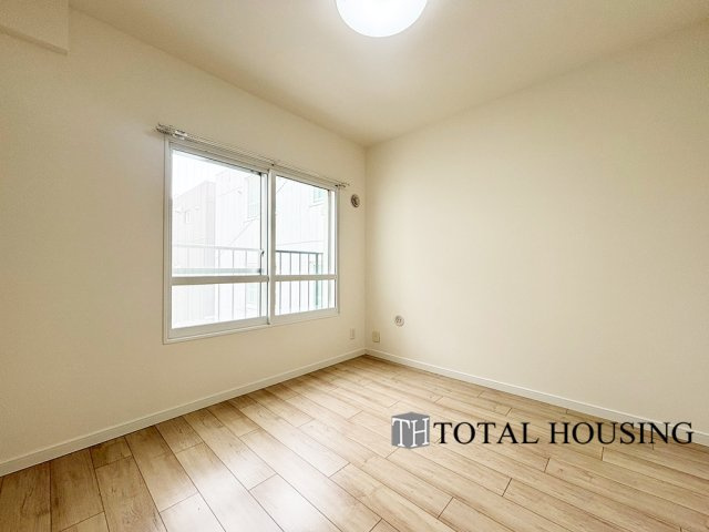 【洋室】 | トーカンマンション第3中の島 | 洋室　約5.0帖
穏やかな光が差し込む室内には、穏やかな時間が流れます。休日には、落ち着いた空間で自分の趣味を楽しむのはいかがですか。