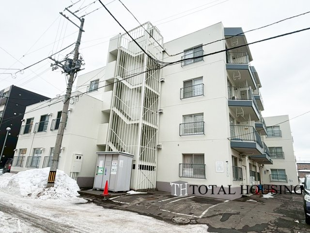 【外観】 | トーカンマンション第3中の島 | 周辺の穏やかな住宅街に溶け込みながらも、しっかりとした佇まいと落ち着いた色合いが安心感を与えるマンションです。