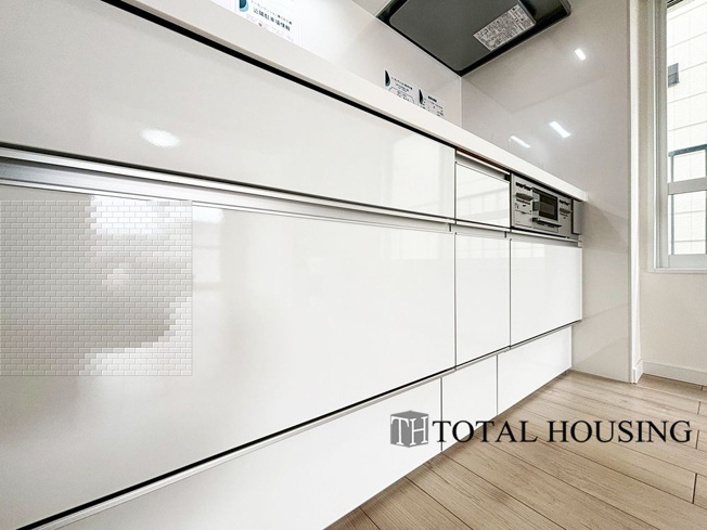 【キッチン】 | トーカンマンション第3中の島 | LDKを広く使え、料理に集中することができる壁付けタイプのキッチンです。上下に収納が設けられ、調理用品や食器類をすっきりと収納できます◎