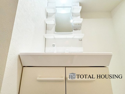 【独立洗面台】 | トーカンマンション第3中の島 | スタンダードなデザインの洗面ボウルは清潔感あるオフホワイトを採用。落ち着きとくつろぎを感じられる空間で気持ちよく身だしなみを整えられます。