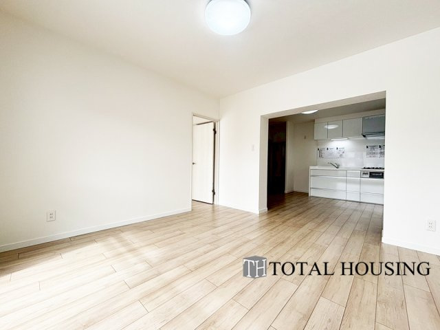 【居間・リビング】 | トーカンマンション第3中の島 | 約18帖の広々としたリビングが魅力的♪日当たりもよく居心地の良い空間です。家族とのコミュニケーションが自然と弾むような仕様は、住む人に笑顔をという想いが込められています。