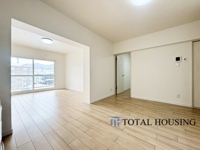 【居間・リビング】 | トーカンマンション第3中の島 | 室内にいても、たっぷりの陽光と爽やかな風を感じて頂ける、開放感あふれるリビングです。
ご家族と穏やかに過ごす、心地の良い時間が流れます。