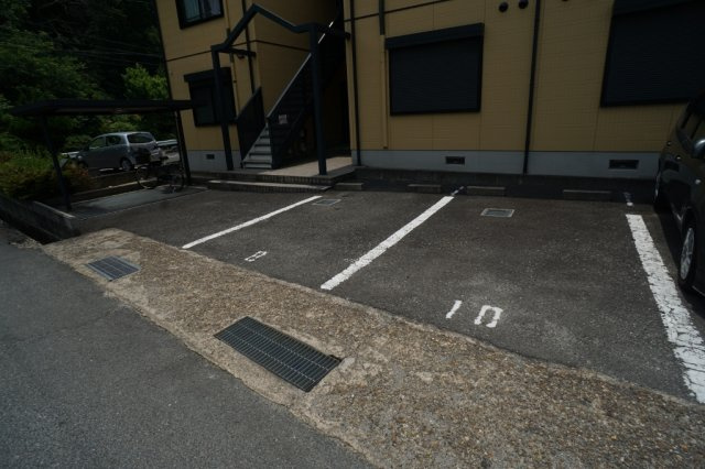 ユーエムアイリスコートの駐車場