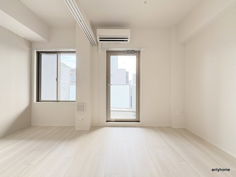 コンフォリア・リヴ大阪本町　仲介手数料無料の居間・リビング