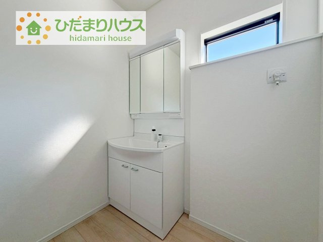 【独立洗面台】 | 土浦市並木第15　新築戸建　2号棟 | 三面鏡の大きな鏡は憧れます(^^♪
鏡の後ろは収納となっていて、細かいものでも収納できるのでスッキリと整理できます！
