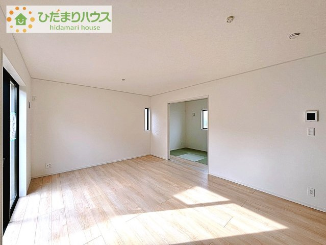【居間・リビング】 | 土浦市並木第15　新築戸建　2号棟 | お子様が元気に遊べる広々としたリビングです！