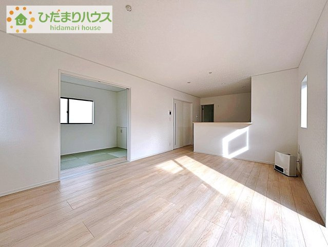 【居間・リビング】 | 土浦市並木第15　新築戸建　2号棟 | 南向きのリビングではぽかぽかの日差しが感じられます☆彡
