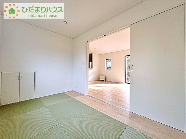 【和室】 | 土浦市並木第15　新築戸建　2号棟 | 扉を閉じれば来客用のお部屋として！開いて広い空間を作れば、お子様の遊び部屋として使えます！