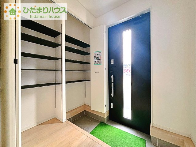 【玄関】 | 土浦市並木第15　新築戸建　2号棟 | 丁度良い靴箱のサイズ♪これだけあれば家族全員の靴がしまえてスッキリ(^O^)