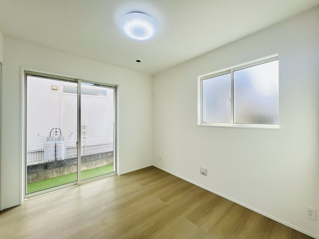 高崎市石原町の洋室|リビングに隣接する日当たりも良好な洋室♪