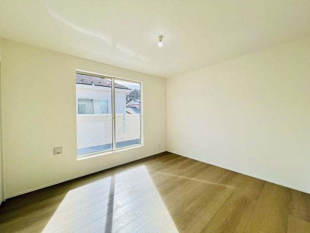 高崎市石原町の洋室|7帖の洋室は、大きいベッドを設置してもゆとりのある空間♪