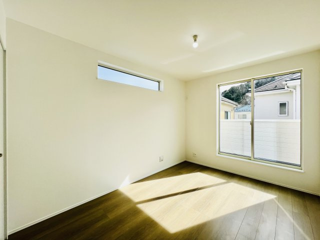 高崎市石原町の洋室|バルコニーへも行き来できる6.5帖洋室♪