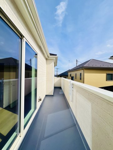 高崎市石原町のバルコニー|日当たりも良好な横長バルコニー♪