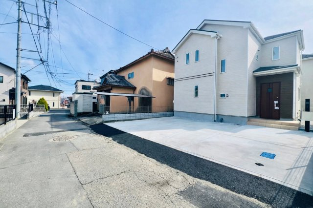 高崎市石原町の前面道路含む現地写真|間口も広く駐車も楽々♪