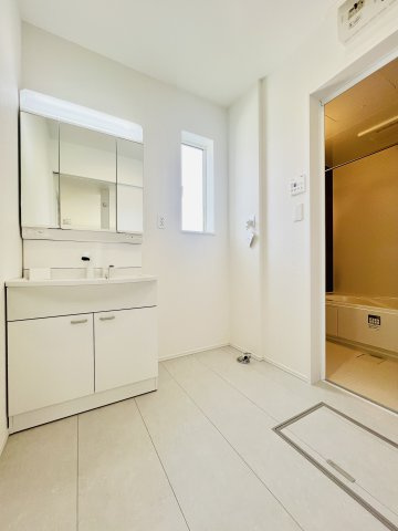 高崎市石原町の洗面所|洗濯機を設置してもゆとりのある洗面脱衣所◎