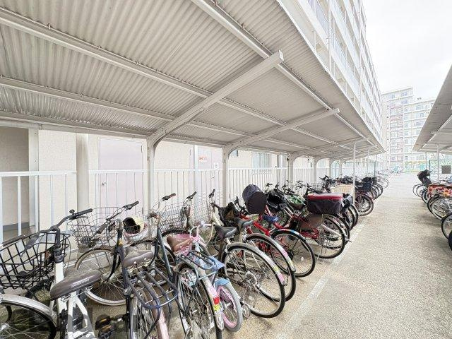 日商岩井宇喜田町マンションの駐輪場|ドキドキの新生活も、安心してスタート。ぴったりの住まいを見つけませんか？クランディアが一緒に住まい選びをサポートします‼　まずは、お気軽にお問合せください　＃クランディア