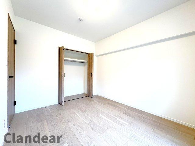 日商岩井宇喜田町マンションの洋室|ドキドキの新生活も、安心してスタート。ぴったりの住まいを見つけませんか？クランディアが一緒に住まい選びをサポートします‼　まずは、お気軽にお問合せください　＃クランディア