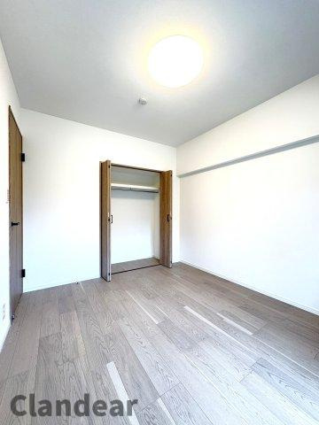 日商岩井宇喜田町マンションの洋室|ドキドキの新生活も、安心してスタート。ぴったりの住まいを見つけませんか？クランディアが一緒に住まい選びをサポートします‼　まずは、お気軽にお問合せください　＃クランディア